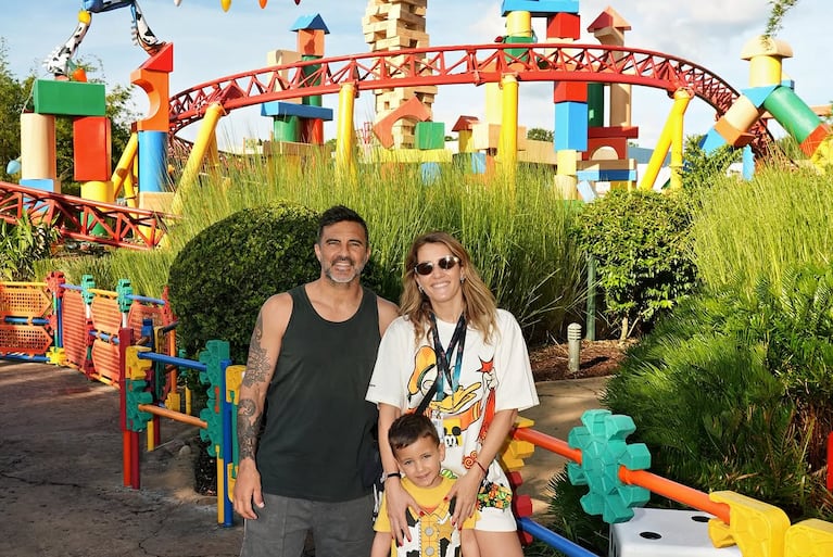 Mica Viciconte y Fabián Cubero juntos en Disney con su hijo Luca (Foto: Instagram @micaviciconte)