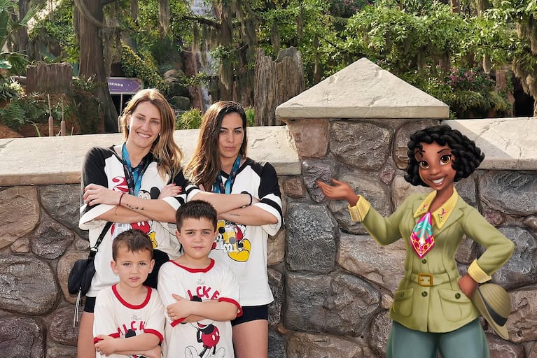Mica Viciconte y Fabián Cubero juntos en Disney con su hijo Luca (Foto: Instagram @micaviciconte)