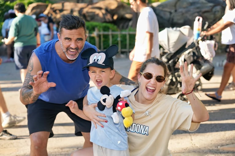 Mica Viciconte y Fabián Cubero juntos en Disney con su hijo Luca (Foto: Instagram @micaviciconte)