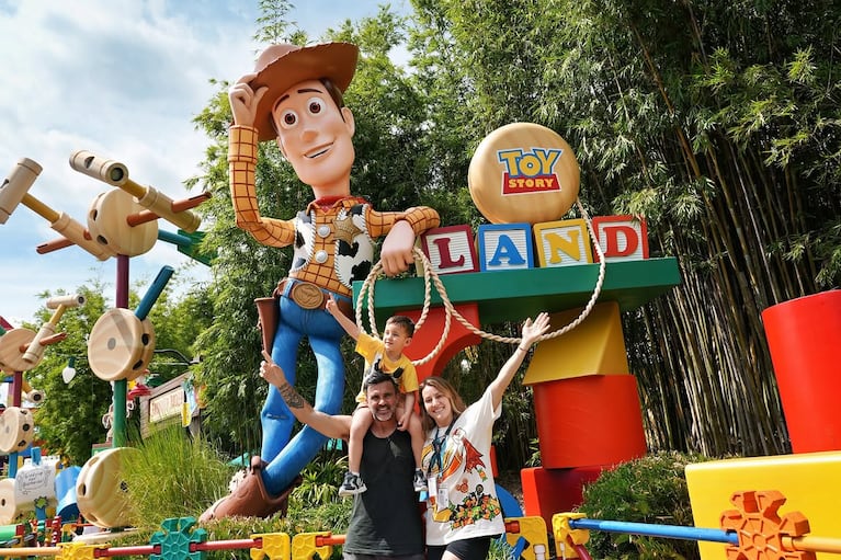 Mica Viciconte y Fabián Cubero juntos en Disney con su hijo Luca (Foto: Instagram @micaviciconte)