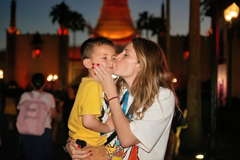Mica Viciconte y Fabián Cubero juntos en Disney con su hijo Luca (Foto: Instagram @micaviciconte)
