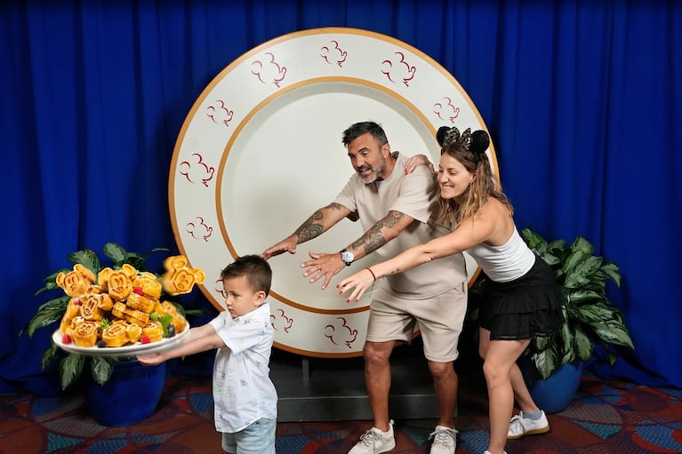 Mica Viciconte y Fabián Cubero juntos en Disney con su hijo Luca (Foto: Instagram @micaviciconte)