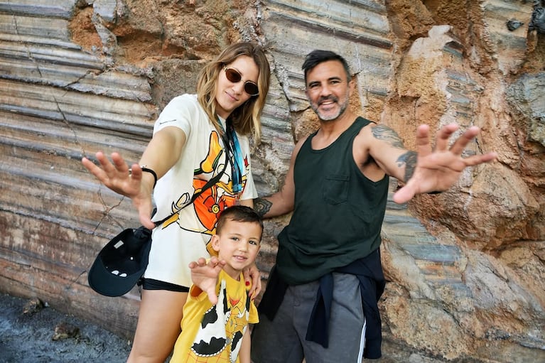 Mica Viciconte y Fabián Cubero juntos en Disney con su hijo Luca (Foto: Instagram @micaviciconte)