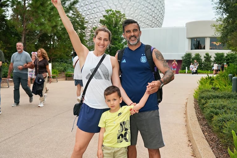 Mica Viciconte y Fabián Cubero juntos en Disney con su hijo Luca (Foto: Instagram @micaviciconte)