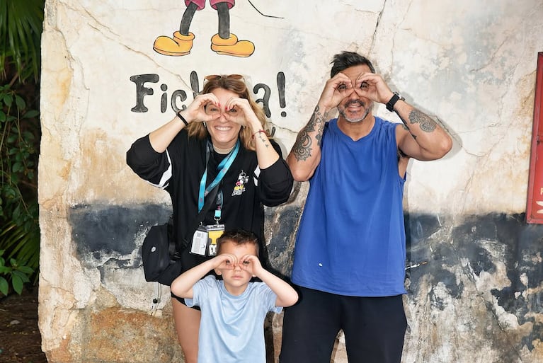 Mica Viciconte y Fabián Cubero juntos en Disney con su hijo Luca (Foto: Instagram @micaviciconte)