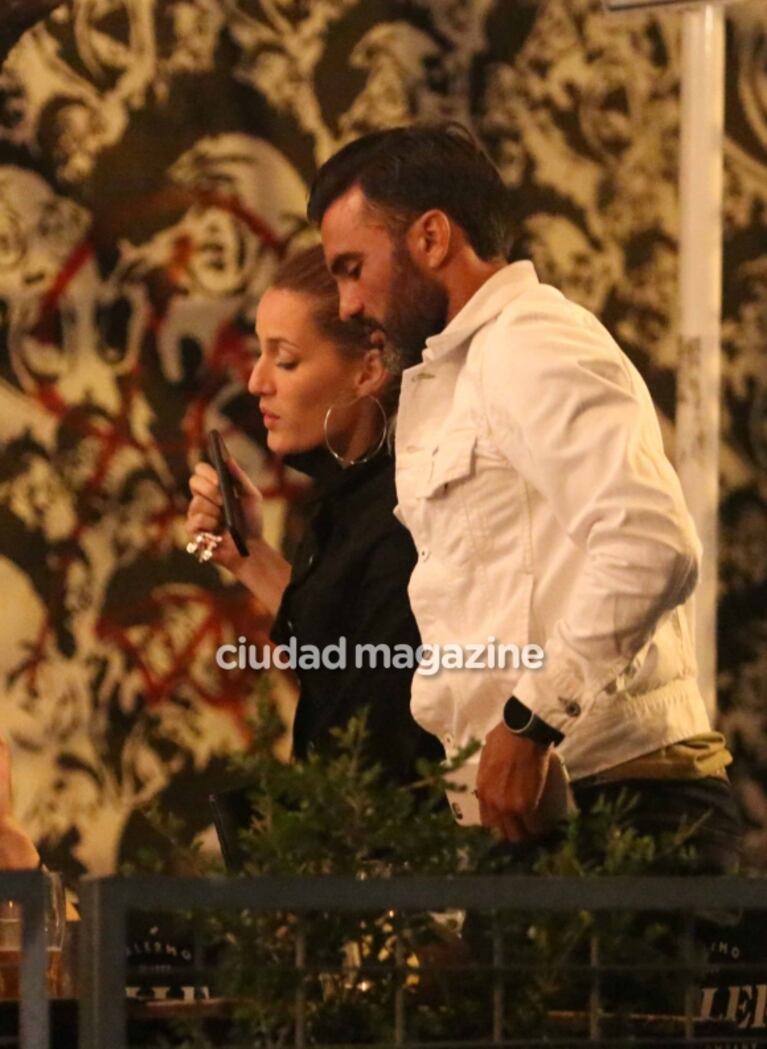 Mica Viciconte y Fabián Cubero, juntos y enamorados en un bar: sus fotos a puros besos y mimos