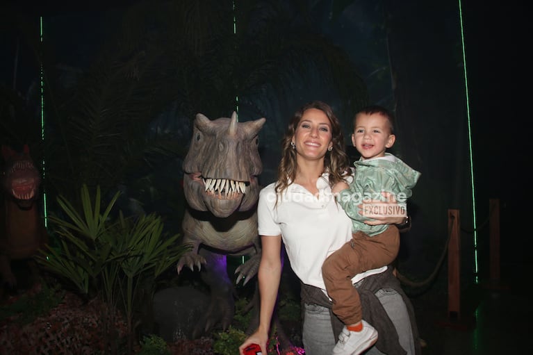 Mica Viciconte y Luca Cubero en el estreno de Dinosaurios (Fotos: Movilpress).