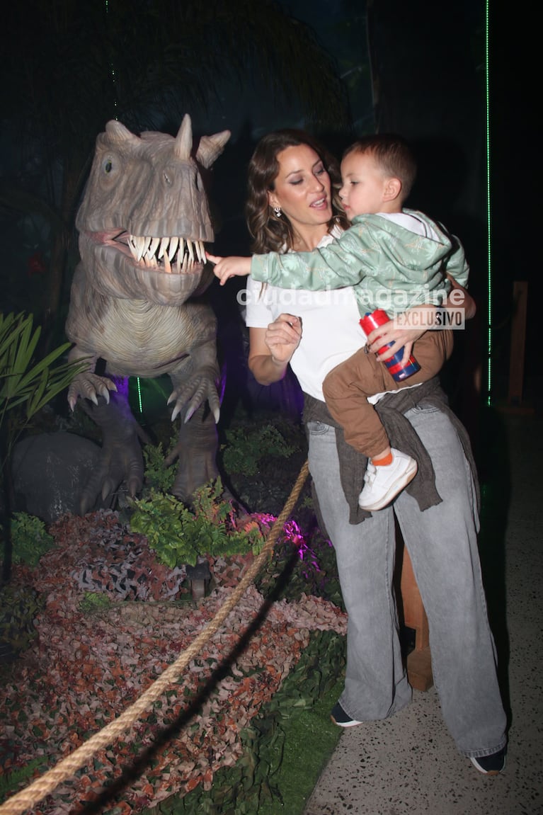 Mica Viciconte y Luca Cubero en el estreno de Dinosaurios (Fotos: Movilpress).