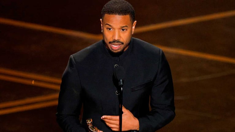 Michael B. Jordan ganó como Mejor actor protagónico por Sinners (Foto: REUTERS/Mike Blake)