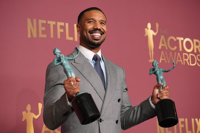 Michael B. Jordan posa con los premios a mejor actor y mejor elenco en una película por "Sinners" durante la 32.ª edición anual de los Premios del Sindicato de Actores de la Pantalla, el domingo 1 de marzo de 2026, en el Shrine Auditorium and Expo Hall en Los Ángeles. (Foto Jordan Strauss/Invision/AP)