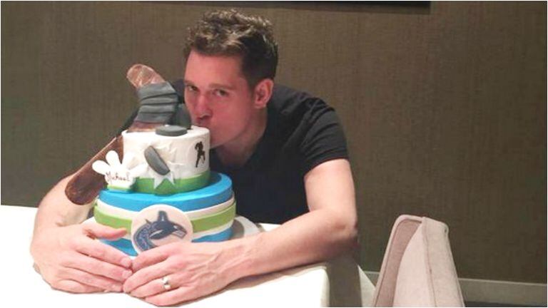 Michael Bublé con la torta que le regaló su suegra (Foto: Twitter)