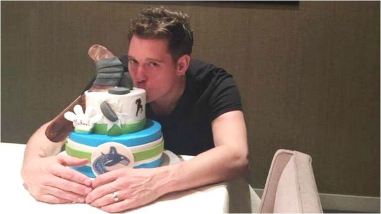 Michael Bublé con la torta que le regaló su suegra (Foto: Twitter)