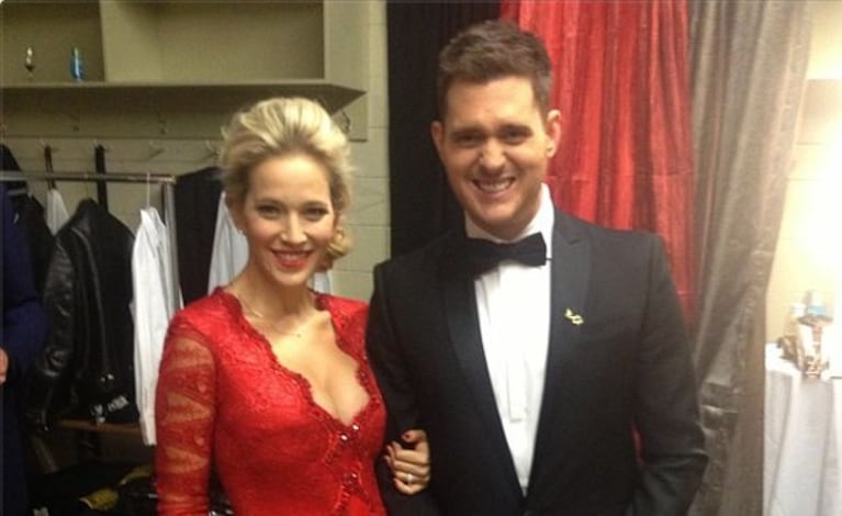 Michael Bublé y Luisana Lopilato, con sensual vestido rojo (Foto: Twitter).