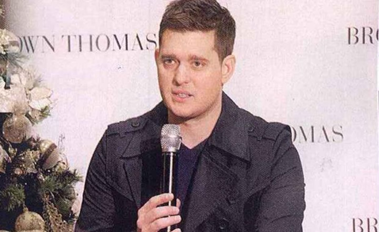 Michael Bublé y sus medias de Superman. (Foto: Hola!)