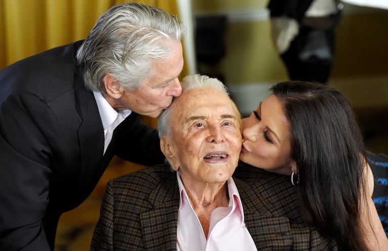 Michael Douglas, Kirk Douglas y Catherine Zeta Jones. (Foto: AP)