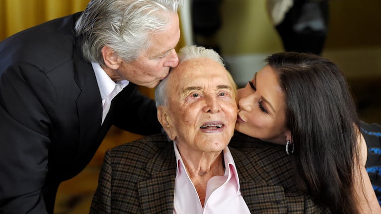 Michael Douglas, Kirk Douglas y Catherine Zeta Jones. (Foto: AP)