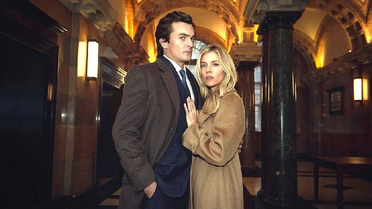 Michelle Dockery y Sienna Miller interpretan a James y Sophie Whitehouse.