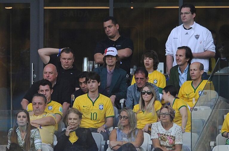 Mick Jagger junto a su hijo en el Mineirao (Foto: Ego.globo.com).