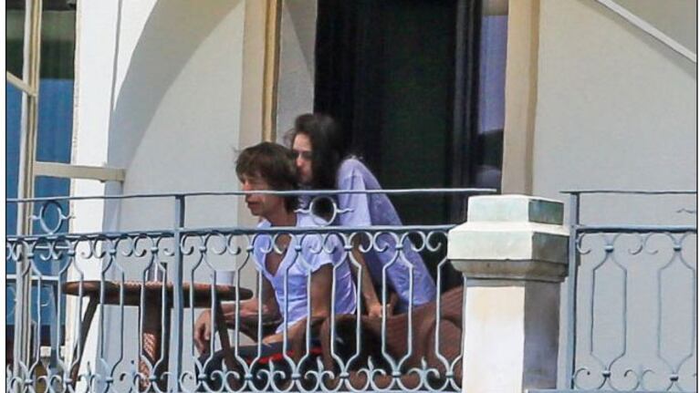 Mick Jagger terminó su luto y se refugia en los brazos de una joven morocha. (Foto: Daily Mail)