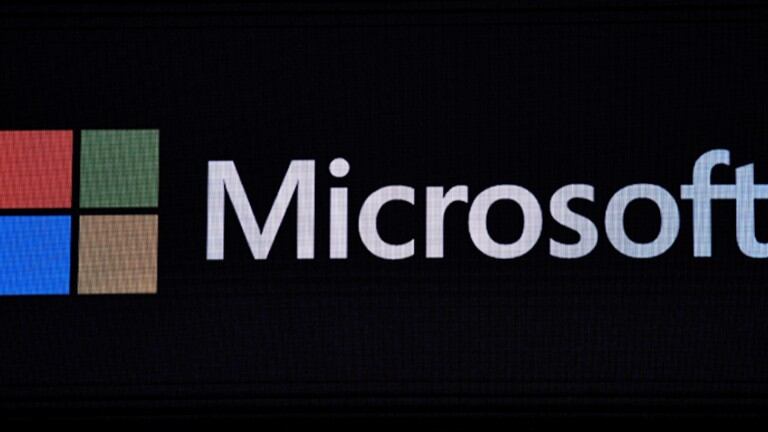 Microsoft habilita la segunda pantalla de Surface Duo para ser el control táctil de más de 50 videojuegos. Foto: AFP.