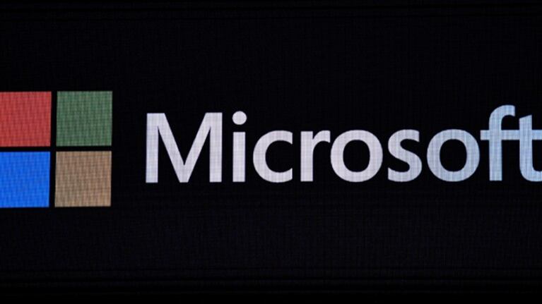 Microsoft habilita la segunda pantalla de Surface Duo para ser el control táctil de más de 50 videojuegos. Foto: AFP.