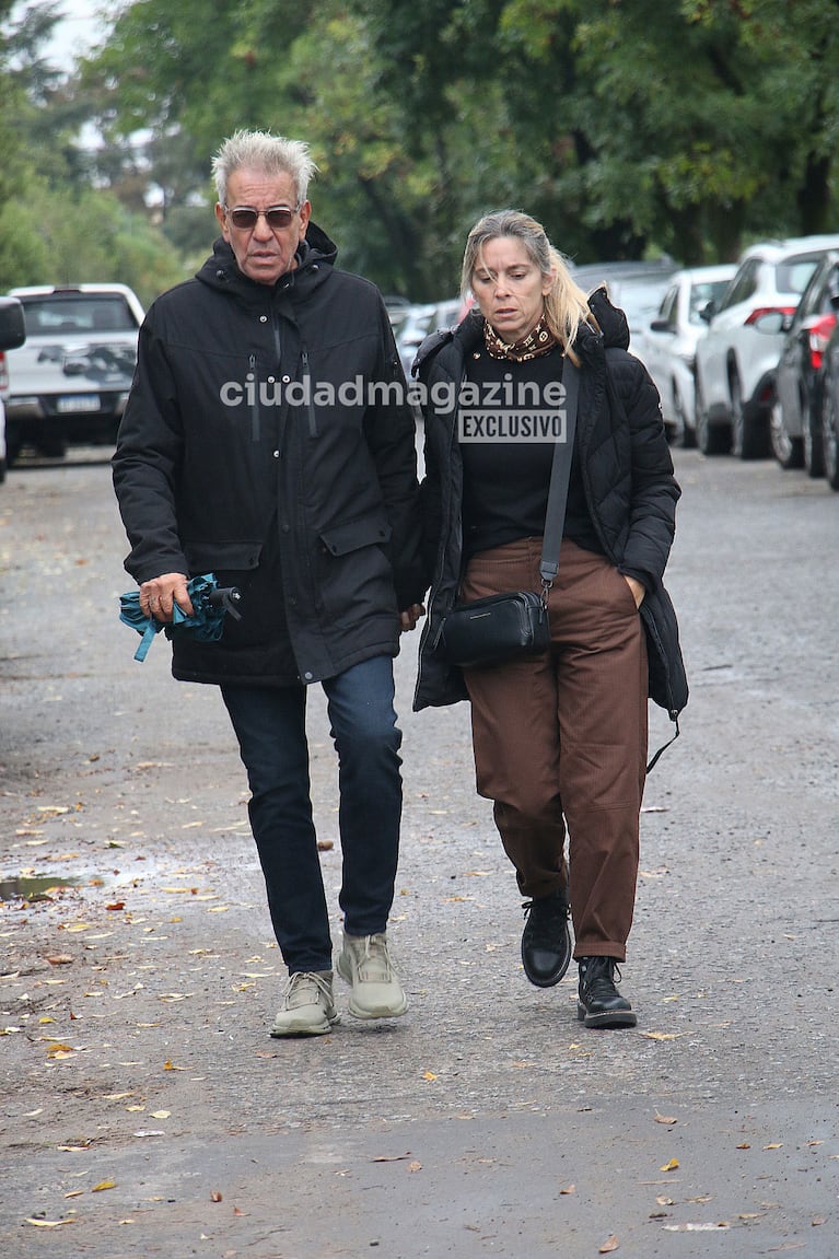 Miguel Ángel Rodríguez y su pareja en el último adiós al representante Alejandro Farrell (Foto: Movilpress).