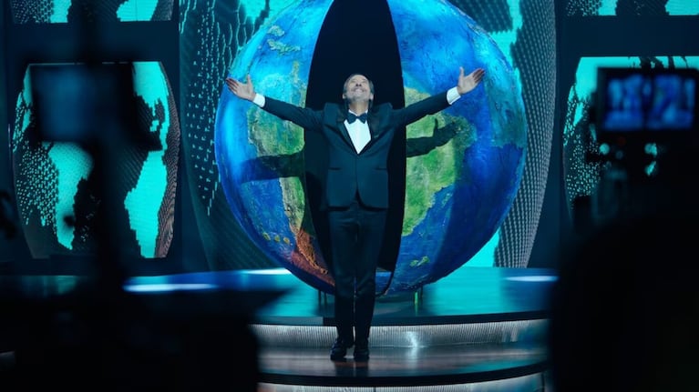 Miguel Flores (Francella) consigue por sin su programa propia sobre el clima en Granizo.