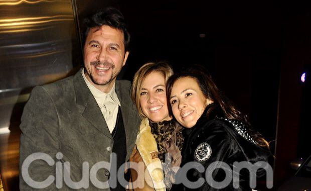 Miguel Habud, su mujer Victoria y Gabriela Pochinki en la avant premiere de A Roma con amor. (Foto: Jennifer Rubio)