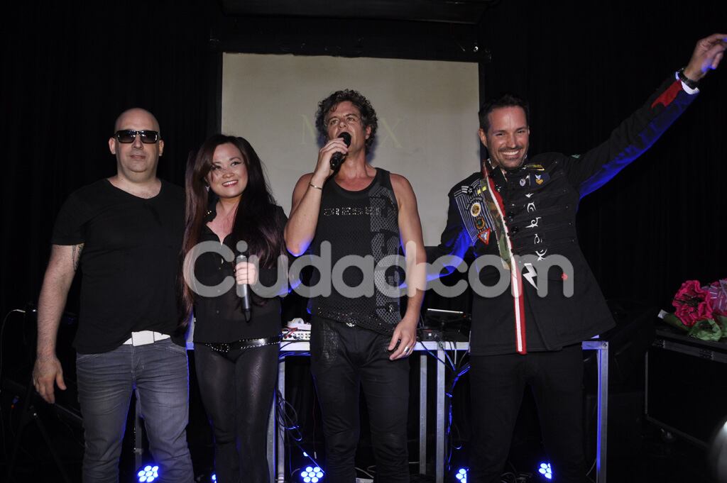 Mike Amigorena junto a su banda, Mox (Foto: Jennifer Rubio). 