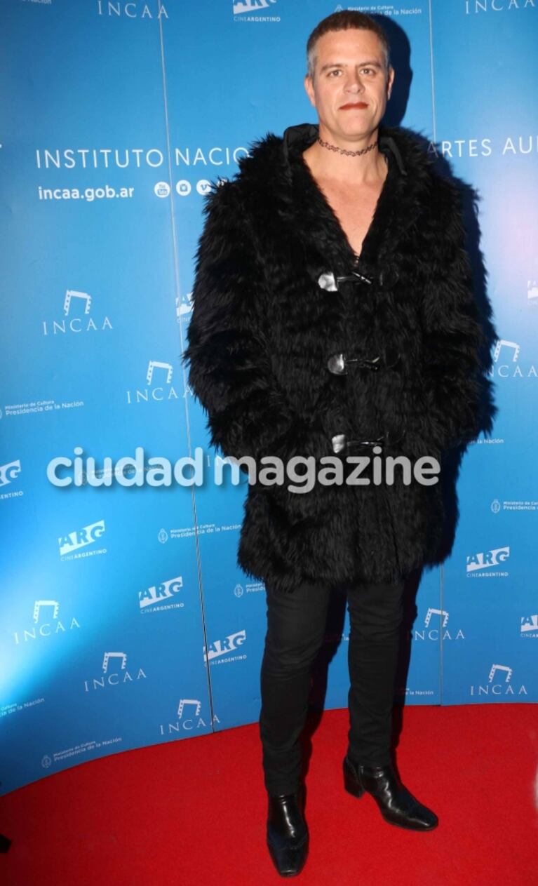 Mike Amigorena sorprendió con su look en el estreno de su nueva peli: collar choker y labios pintados