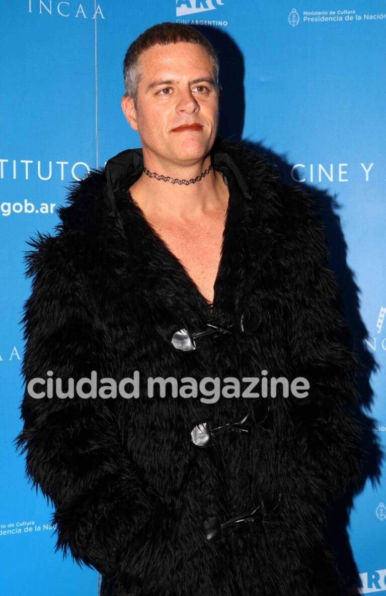 Mike Amigorena sorprendió con su look en el estreno de su nueva peli: collar choker y labios pintados