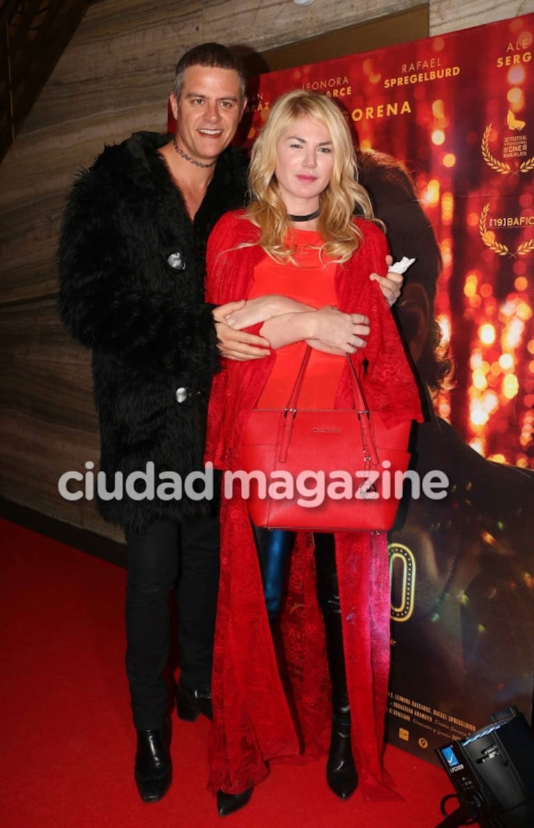 Mike Amigorena sorprendió con su look en el estreno de su nueva peli: collar choker y labios pintados