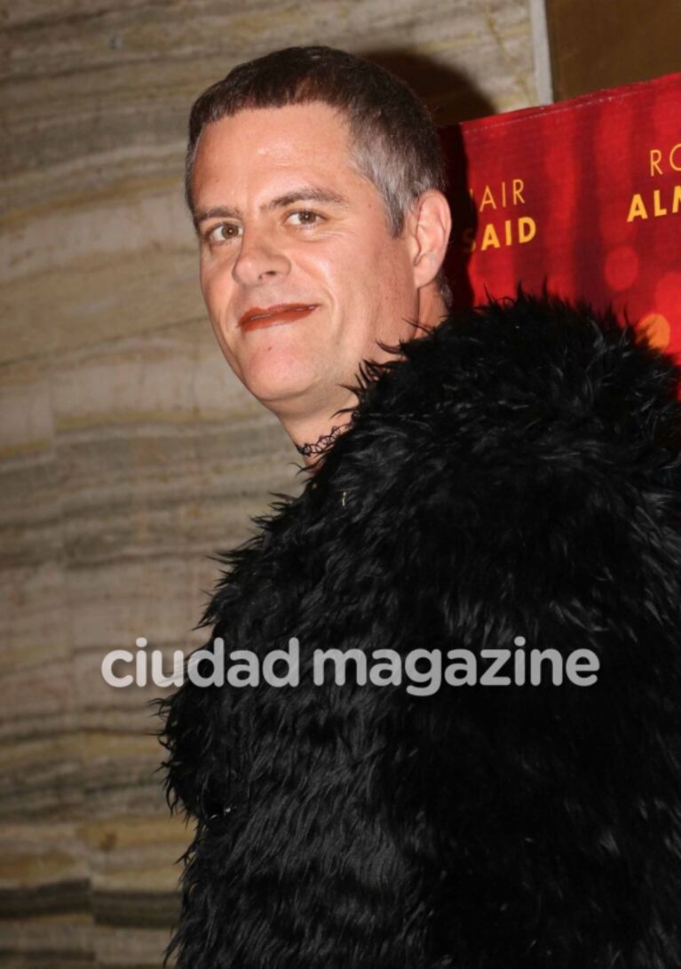 Mike Amigorena sorprendió con su look en el estreno de su nueva peli: collar choker y labios pintados