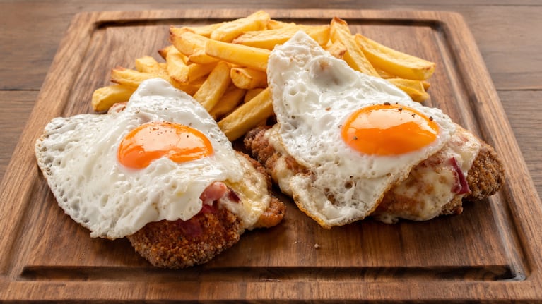 Milanesa a caballo, un plato clásico de los bodegones porteños. Foto: Cucinare TV