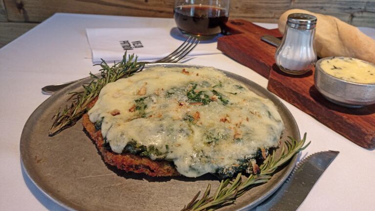 Milanesa de bife de chorizo angosto con espinaca florentina gratinada: receta fácil, paso a paso