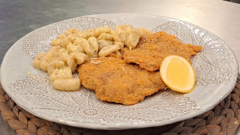Milanesa de peceto con ñoquis de sémola, una receta de bodegón. Foto: Cucinare TV