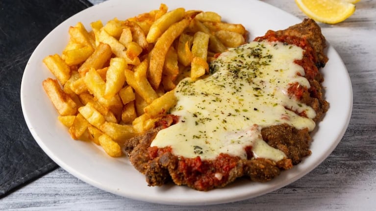Milanesas napolitanas con papas fritas, un clásico de todos los tiempos. Foto: Cucinare.TV