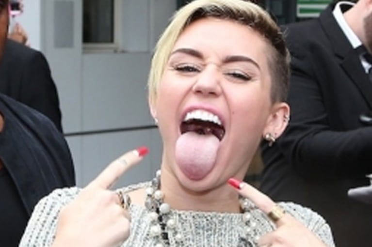 Miley Cyrus confesó por qué siempre muestra su lengua en público. (Foto: Web)