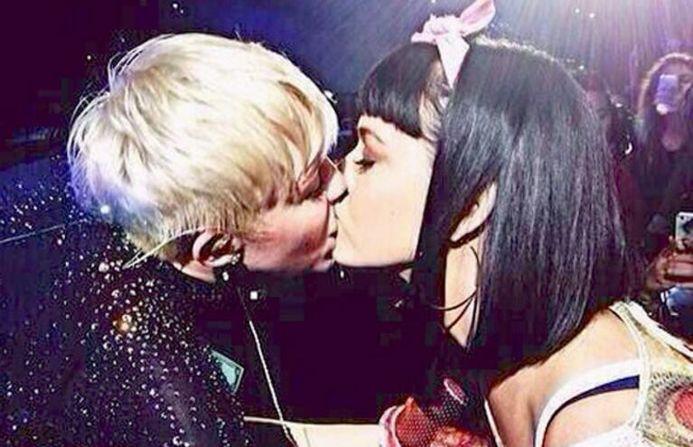 Miley Cyrus se besó con Katy Perry. (Foto: Web)