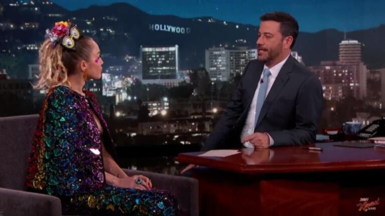 Miley Cyrus se metió en la cama de Jimmy Kimmel para hacerle una broma