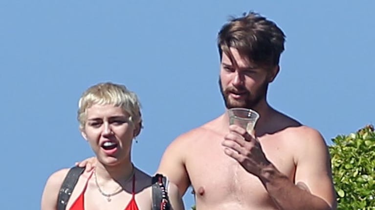 Miley Cyrus y su novio en Hawaii. (Foto: Grosby Group)