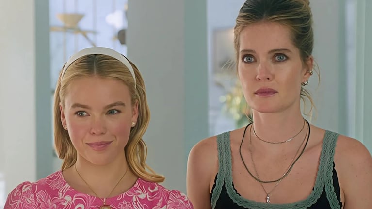 Milly Alcock (Simone) y Meghann Fahy (Devon) , las hermanas de la serie Sirenas, en Netflix.