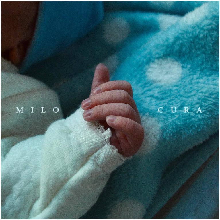 "MILO CURA" es el primer EP de Franco García, un proyecto íntimo y luminoso que nace al calor de la experiencia más transformadora de su vida: la llegada de su hijo.