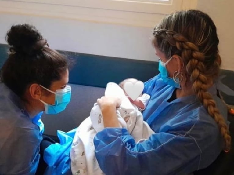 Milo, el hijo de Sofía Elliot y Valentina Godfrid, recibió el alta después de 70 días en neonatología: "El guerrero está en casa"