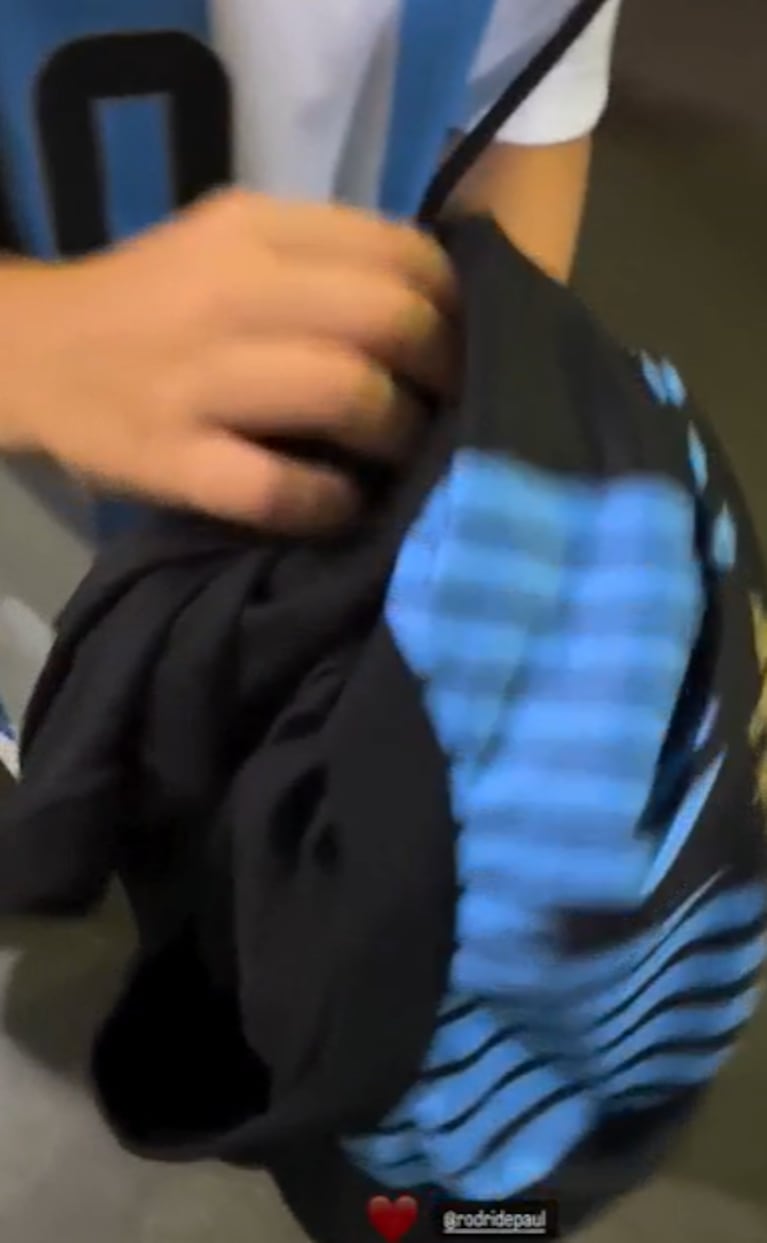 Milo lució con orgullo la camiseta que Rodrigo de Paul le regaló tras su visita al MetLife Stadium de Nueva York.