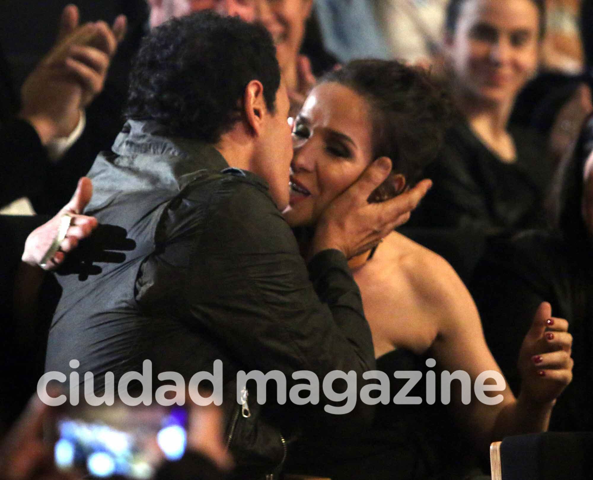 ¡Mimos en la platea! Natalia Oreiro y Ricardo Mollo, súper enamorados en los Premios Cóndor. (Foto: Movilpress)