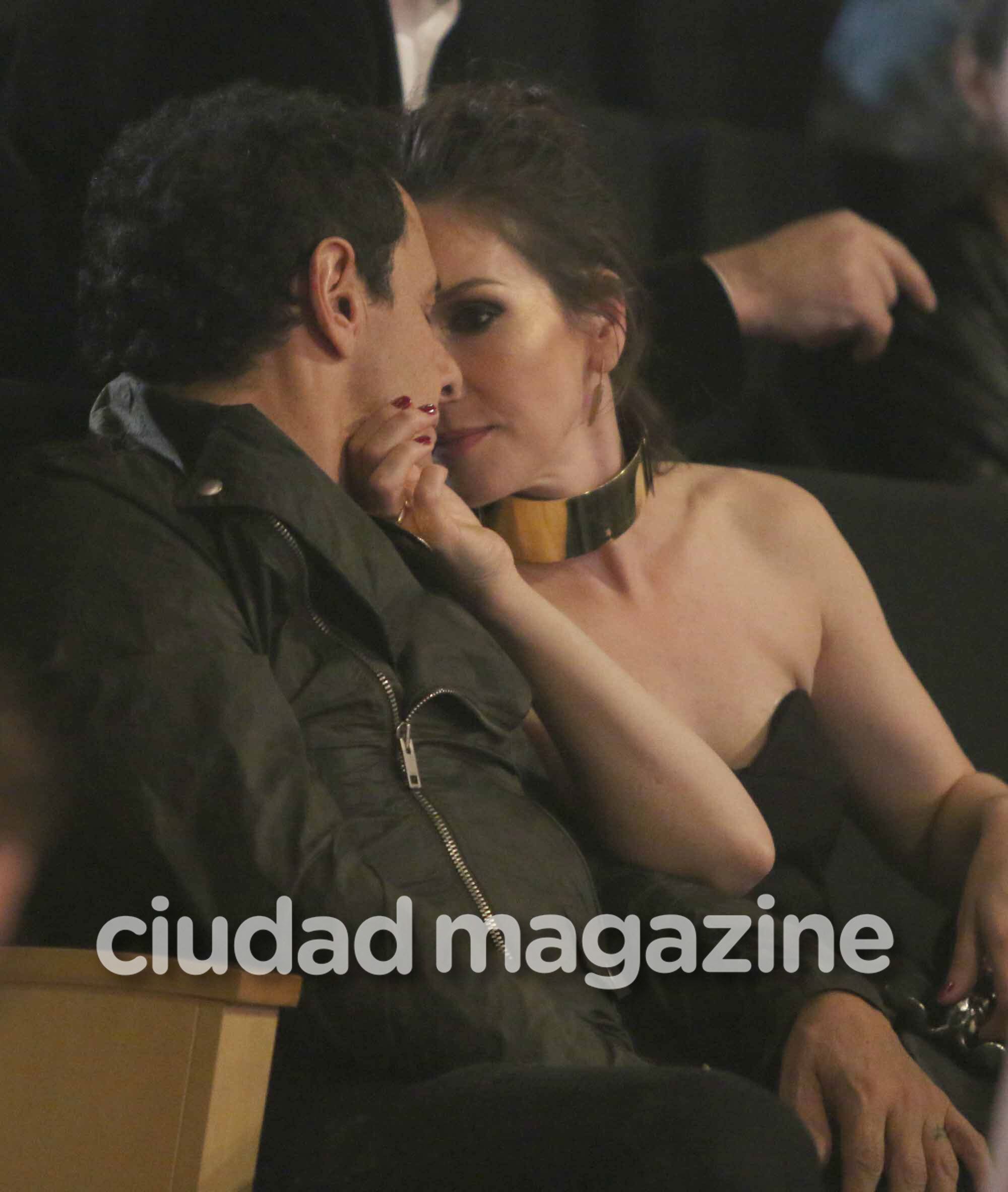 ¡Mimos en la platea! Natalia Oreiro y Ricardo Mollo, súper enamorados en los Premios Cóndor. (Foto: Movilpress)