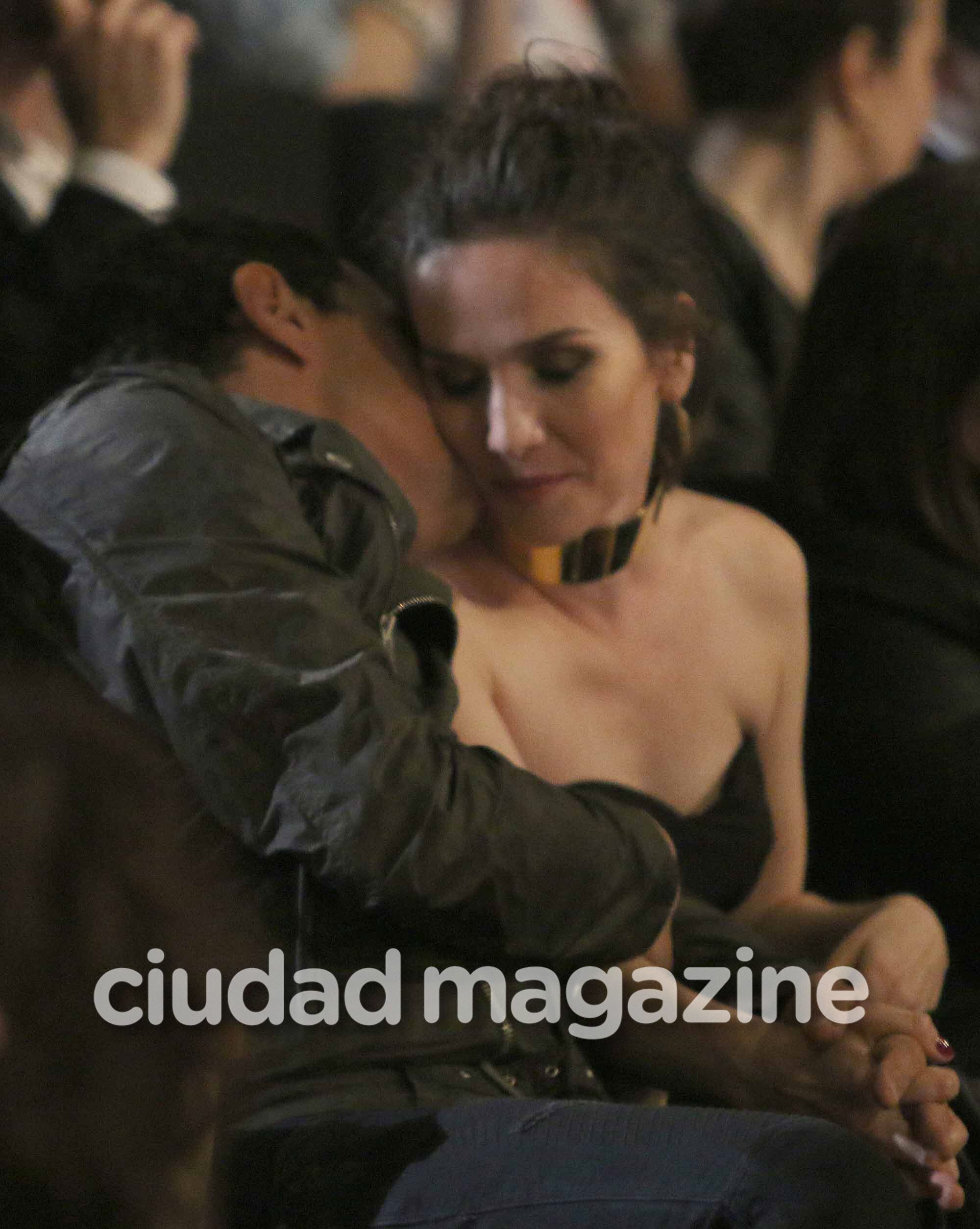 ¡Mimos en la platea! Natalia Oreiro y Ricardo Mollo, súper enamorados en los Premios Cóndor. (Foto: Movilpress)