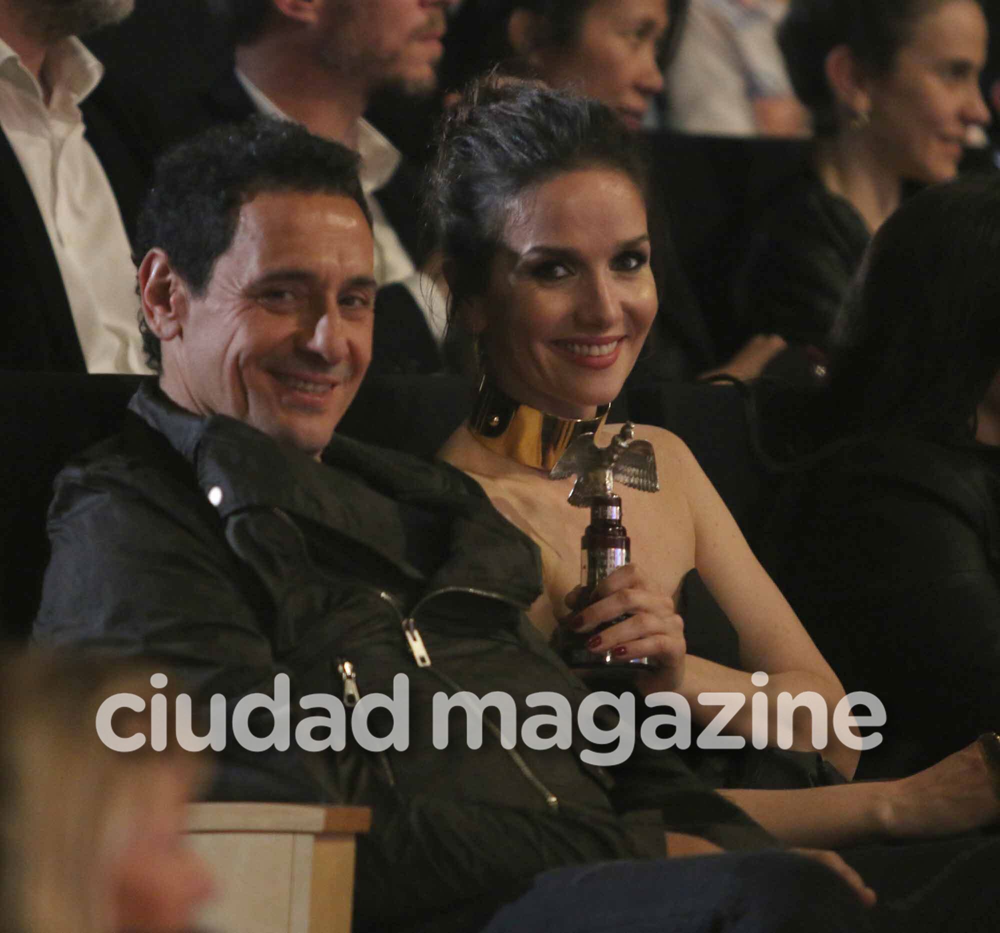 ¡Mimos en la platea! Natalia Oreiro y Ricardo Mollo, súper enamorados en los Premios Cóndor. (Foto: Movilpress)