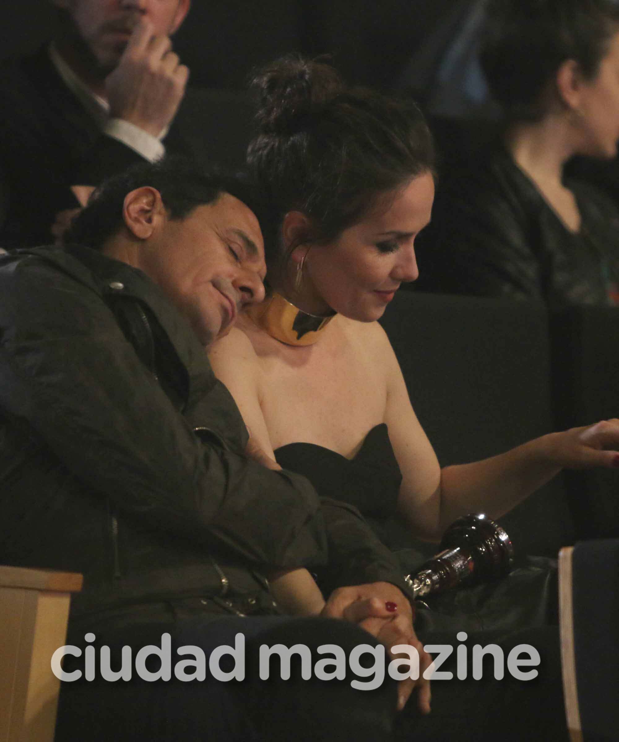¡Mimos en la platea! Natalia Oreiro y Ricardo Mollo, súper enamorados en los Premios Cóndor. (Foto: Movilpress)